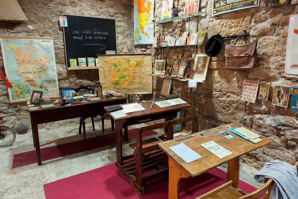 Recreació d'una aula antiga a la col·lecció del museu